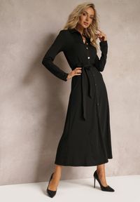 Renee - Czarna Długa Sukienka Koszulowa z Wiązaniem w Talii Levae. Okazja: do pracy, na co dzień. Kolor: czarny. Materiał: wiskoza. Typ sukienki: koszulowe. Styl: casual, elegancki. Długość: maxi