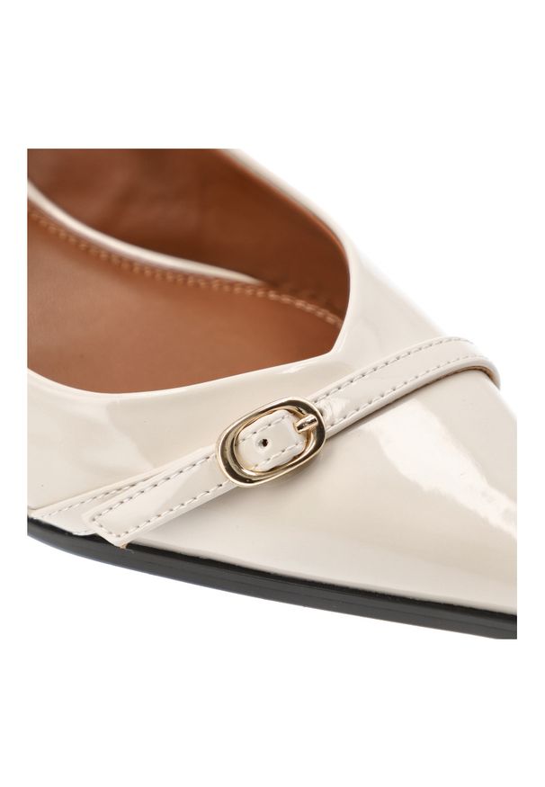 Hot Potatoes by Gioseppo - Beżowe Czółenka Gioseppe Eleganckie Lakierowane Obuwie Damskie. Okazja: na co dzień. Zapięcie: pasek. Kolor: beżowy. Szerokość cholewki: normalna. Wzór: geometria, aplikacja, paski. Materiał: lakier. Obcas: na obcasie. Styl: elegancki. Wysokość obcasa: średni