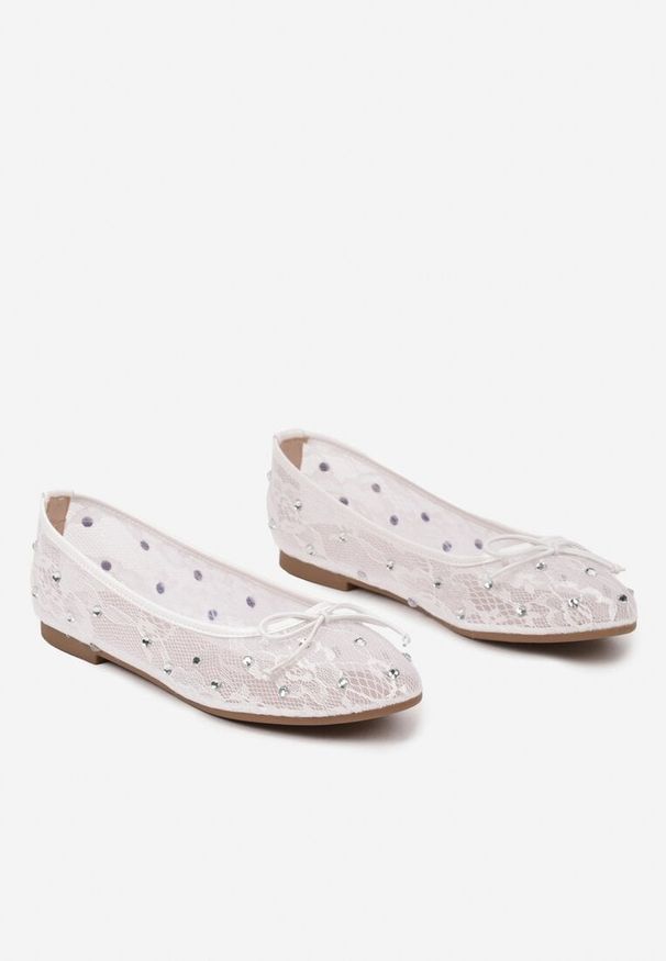 Born2be - Białe Płaskie Balerinki Siateczkowe Ozdobione Koronką i Cyrkoniami Finesi. Okazja: na co dzień. Kolor: biały. Materiał: koronka. Wzór: aplikacja, koronka. Obcas: na płaskiej podeszwie. Styl: casual, elegancki