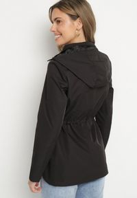 Born2be - Czarna Kurtka Parka ze Ściągaczem w Talii i Odpinanym Kapturem Elanoreta. Okazja: na co dzień. Kolor: czarny. Materiał: jeans. Styl: elegancki, casual #4