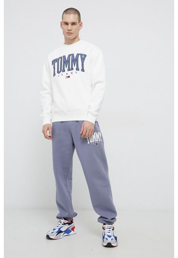 Tommy Jeans Bluza DM0DM12545.PPYY męska kolor biały z aplikacją. Kolor: biały. Materiał: bawełna. Wzór: aplikacja