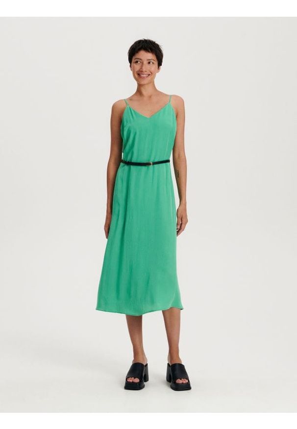 Reserved - Sukienka midi z paskiem - turkusowy. Kolor: turkusowy. Materiał: tkanina, wiskoza. Długość: midi