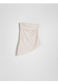Reserved - Asymetryczny top z drapowaniem - kremowy. Kolor: kremowy. Materiał: tkanina. Wzór: gładki