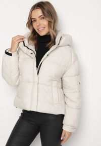 Born2be - Biała Pikowana Kurtka Puffer z Kapturem i Kieszonką przy Rękawie Galieana. Okazja: na spacer. Typ kołnierza: kaptur. Kolor: biały. Materiał: jeans, dzianina. Styl: sportowy, elegancki