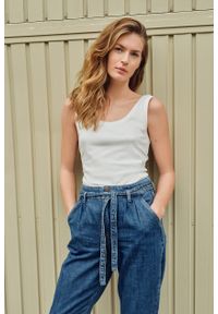Greenpoint - Jeansowe spodnie z zakładkami i paskiem. Materiał: jeans