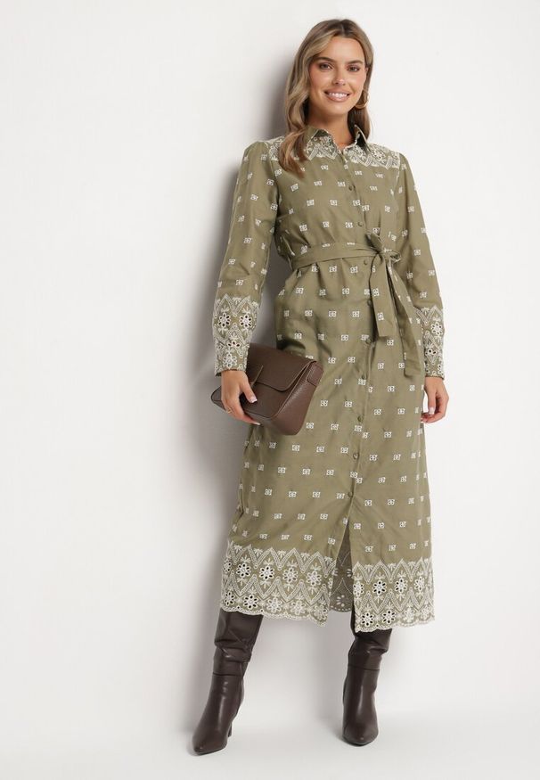 Born2be - Zielona Sukienka o Koszulowym Kroju z Wiązanym Paskiem Ozdobiona Haftem Valentirae. Okazja: na co dzień. Kolor: zielony. Materiał: bawełna. Wzór: aplikacja, haft. Typ sukienki: koszulowe. Styl: casual, klasyczny