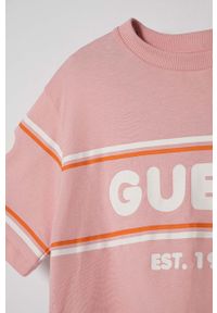 Guess t-shirt bawełniany dziecięcy kolor różowy. Okazja: na co dzień. Kolor: różowy. Materiał: bawełna. Długość rękawa: krótki rękaw. Długość: krótkie. Styl: casual, klasyczny #2