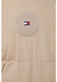 TOMMY HILFIGER - Tommy Hilfiger kurtka damska kolor beżowy zimowa. Kolor: beżowy. Materiał: syntetyk, poliester. Sezon: zima #6