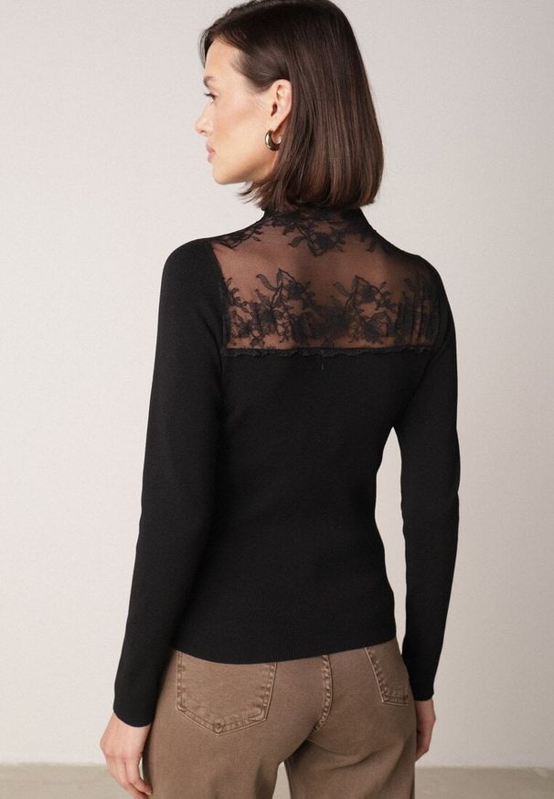 Born2be - Czarny Dopasowany Sweter z Półgolfem z Wiskozą Zdobiony Koronkową Siateczką Genna. Okazja: na co dzień. Kolor: czarny. Materiał: wiskoza, koronka. Wzór: aplikacja. Styl: casual, elegancki