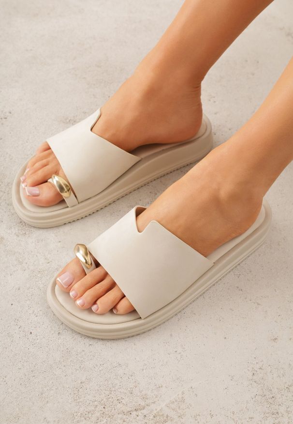 Born2be - Beżowe Klapki Typu Japonki z Metaliczną Ozdobą Samrina. Okazja: na co dzień. Kolor: beżowy. Materiał: jeans, koronka. Wzór: aplikacja. Sezon: lato. Styl: casual