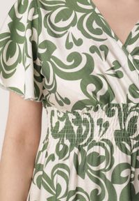 Born2be - Zielona Wiskozowa Sukienka z Kopertowym Dekoltem i Gumkami w Talii Shyraya. Okazja: na co dzień. Typ kołnierza: dekolt kopertowy. Kolor: zielony. Materiał: wiskoza. Typ sukienki: kopertowe. Styl: casual #4