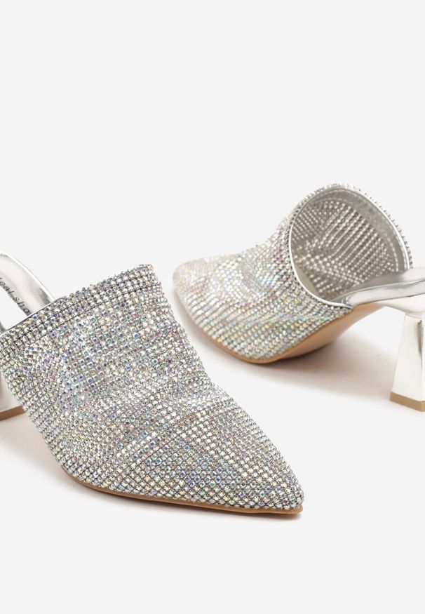 Renee - Srebrne Klapki Stożku w Stylu Muli z Cyrkoniową Cholewką Gaviena. Okazja: na co dzień. Kolor: srebrny. Materiał: jeans. Wzór: geometria. Obcas: na stożku. Styl: casual, elegancki. Wysokość obcasa: średni