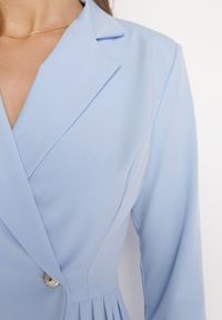 Born2be - Jasnoniebieska Rozkloszowana Sukienka Mini z Kopertową Górą i Plisami na Dole Lontasa. Kolor: niebieski. Typ sukienki: kopertowe. Styl: elegancki. Długość: mini #5