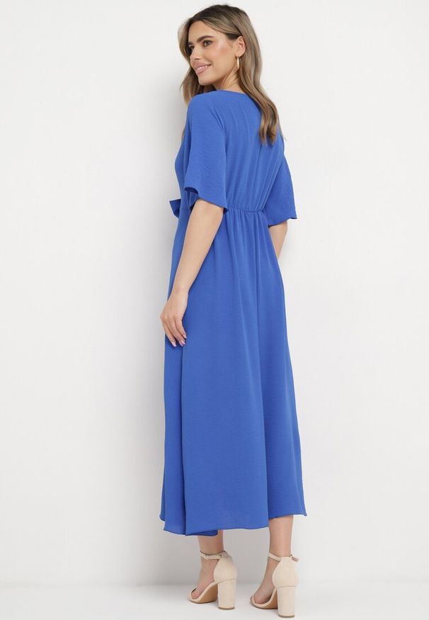 Born2be - Granatowa Sukienka Maxi z Ozdobnym Wiązaniem i Gumką w Talii Myrcella. Kolor: niebieski. Długość: maxi