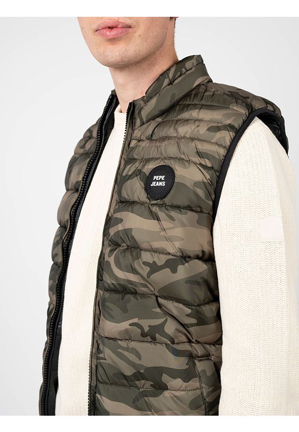Pepe Jeans Bezrękawnik "Jack" | PL402589 | Jack | Mężczyzna | Khaki, Moro. Okazja: na co dzień. Kolor: brązowy. Materiał: poliester. Długość rękawa: bez rękawów. Wzór: moro. Styl: casual
