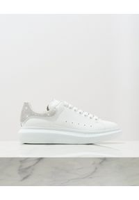 Alexander McQueen - ALEXANDER MCQUEEN - Sneakersy z kryształkami Swarovskiego. Nosek buta: okrągły. Zapięcie: sznurówki. Kolor: biały. Materiał: guma #5