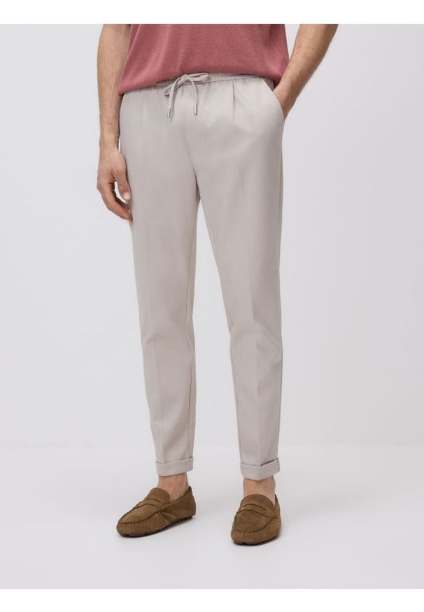 Reserved - Spodnie regular z włóknem bambusowym - beżowy. Kolor: beżowy. Materiał: włókno