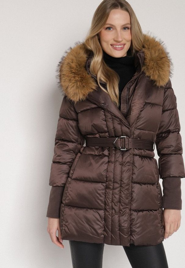 Born2be - Brązowa Kurtka z Pikowanymi Przeszyciami Paskiem i Kapturem z Futrem Lidanessa. Okazja: na co dzień. Kolor: brązowy. Materiał: futro. Styl: casual