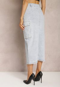 Renee - Jasnoniebieska Jeansowa Spódnica Midi o Fasonie Cargo z Rozcięciem Codie. Okazja: na co dzień. Stan: podwyższony. Kolor: niebieski. Materiał: jeans. Styl: casual, elegancki