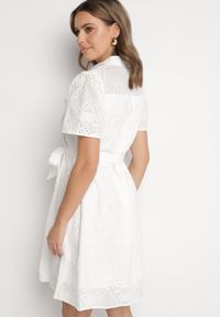 Born2be - Biała Haftowana Sukienka z Bawełny z Paskiem Elearotea. Okazja: na co dzień. Kolor: biały. Materiał: bawełna. Długość rękawa: krótki rękaw. Wzór: haft. Typ sukienki: koszulowe. Styl: casual #4