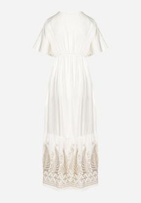 Born2be - Biała Kopertowa Sukienka z Wiskozy Zdobiona Frędzlami i Metalicznym Haftem Redeirae. Okazja: na spacer, na co dzień. Typ kołnierza: dekolt w serek. Kolor: biały. Materiał: wiskoza. Wzór: haft, aplikacja. Typ sukienki: kopertowe. Styl: casual, klasyczny #6
