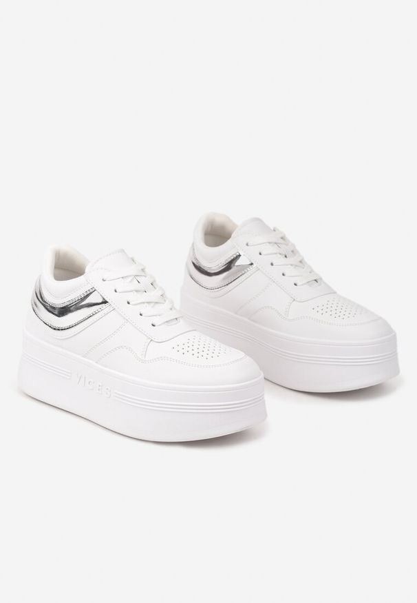 Renee - Biało-Srebrne Sneakersy Vices na Platformie z Tłoczonym Napisem ze Sznurowaniem Eanneth. Okazja: na spacer, na co dzień. Kolor: biały. Wzór: napisy. Obcas: na platformie. Sport: turystyka piesza