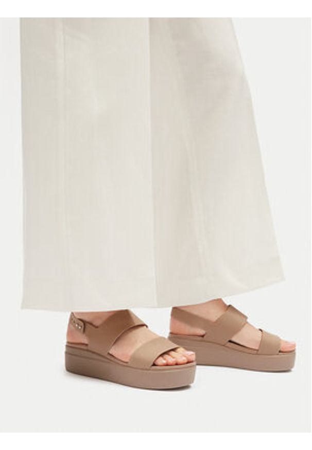 Crocs Sandały Brooklyn Low Wedge W 206453 Beżowy. Kolor: beżowy