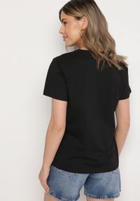 Born2be - Czarny T-shirt z Bawełny Ozdobiony Naszywką Firolee. Okazja: na co dzień. Kolor: czarny. Materiał: bawełna. Wzór: aplikacja. Styl: casual #6