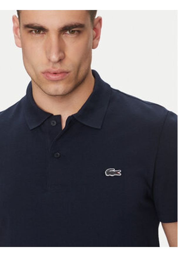 Lacoste Polo DH5522 Granatowy Regular Fit. Typ kołnierza: polo. Kolor: niebieski. Materiał: bawełna, syntetyk