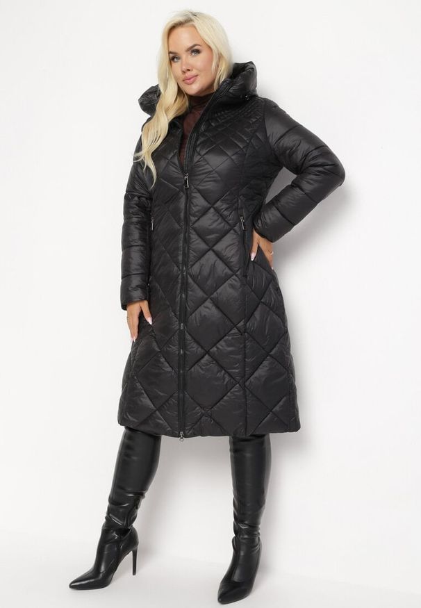 Born2be - Czarna Kurtka Długa Pikowana z Kapturem Conn. Typ kołnierza: kaptur. Kolor: czarny. Długość: długie