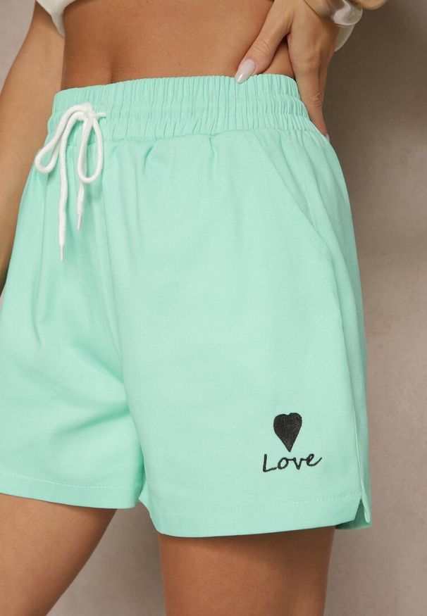 Renee - Jasnozielone Klasyczne Szorty Dresowe z Kieszeniami Wiązane w Pasie Folenelle. Okazja: na imprezę, na co dzień. Kolor: zielony. Materiał: dresówka. Sezon: lato. Styl: klasyczny