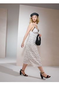 Sinsay - Sukienka midi na ramiączka z wiskozą - wielobarwny. Materiał: wiskoza. Długość rękawa: na ramiączkach. Długość: midi #1