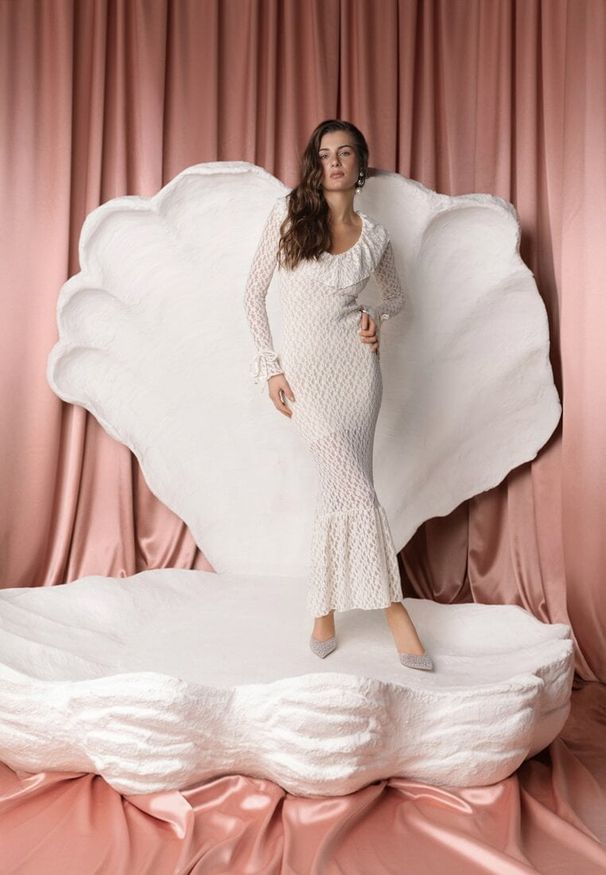 Renee - Beżowa Wieczorowa Sukienka z Koronki Zdobiona Falbanami Lunetra. Typ kołnierza: dekolt w kształcie V. Kolor: beżowy. Materiał: koronka. Wzór: aplikacja, koronka. Styl: wizytowy