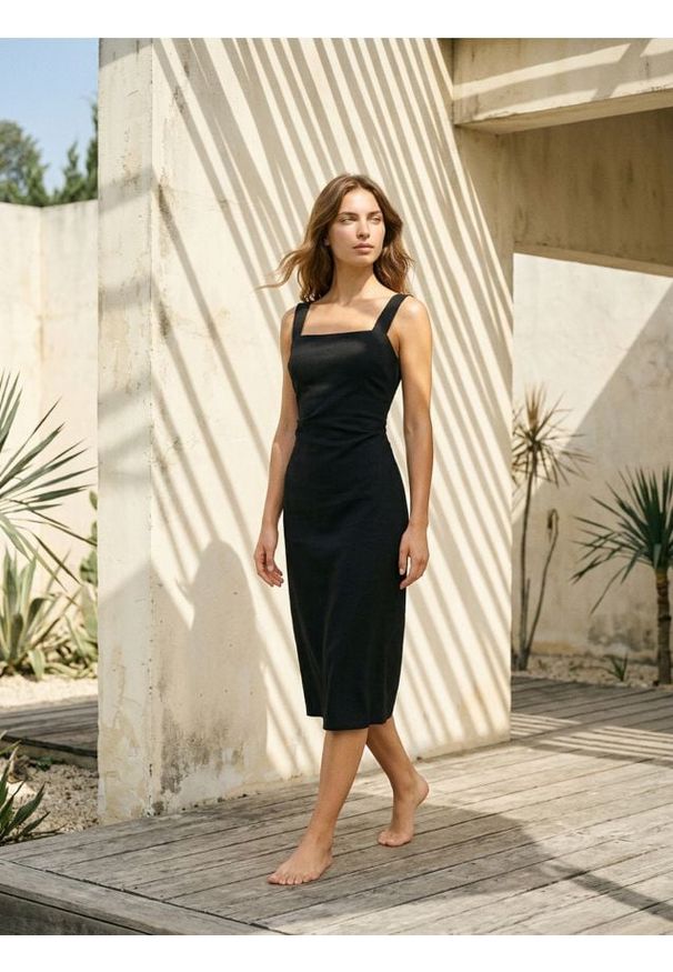 Sinsay - Klasyczna sukienka midi na ramiączkach z wiskozą - czarny. Kolor: czarny. Materiał: wiskoza. Długość rękawa: na ramiączkach. Styl: klasyczny. Długość: midi