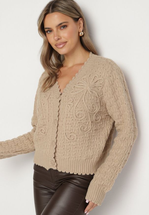 Born2be - Ciemnobeżowy Kardigan Oversize Zapinany na Guziki z Ozdobnym HaftemKalabrine. Kolor: beżowy. Materiał: materiał. Sezon: zima