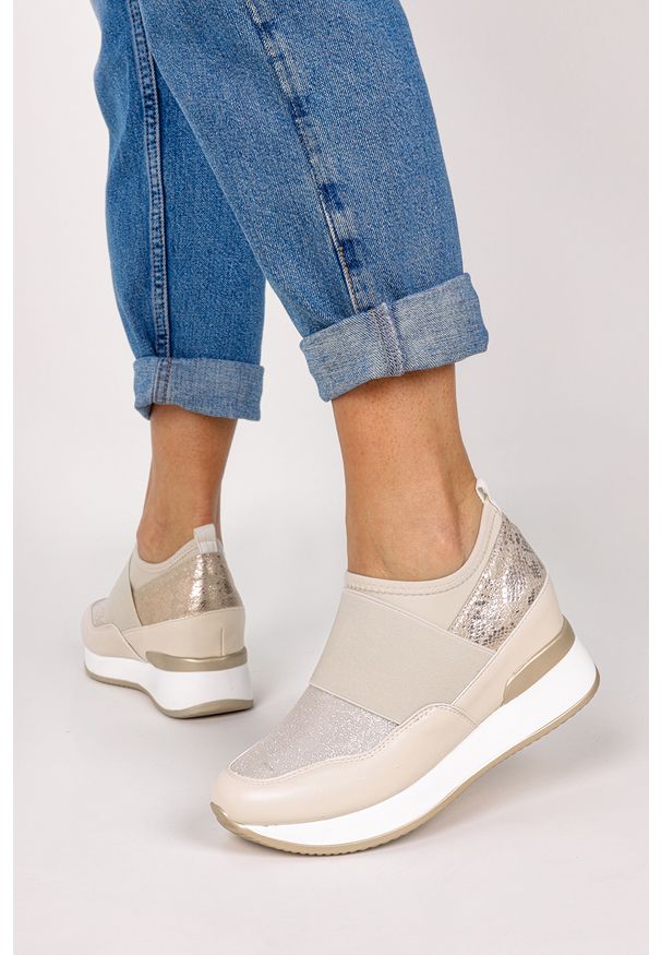Casu - Złote sneakersy z gumką półbuty na ukrytym koturnie wzór wężowy casu hq218. Kolor: złoty. Obcas: na koturnie