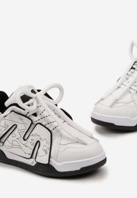Renee - Białe Sneakersy z Podwójnym Wiązaniem i Ozdobną Naszywką Suhren. Okazja: na co dzień. Kolor: biały. Wzór: aplikacja #4