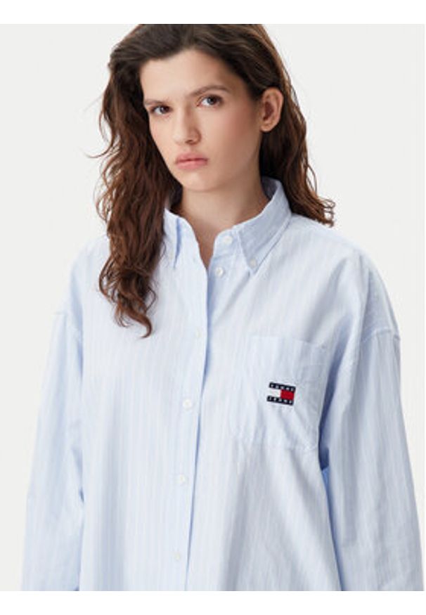 Tommy Jeans Koszula Badge DW0DW20289 Błękitny Oversize. Kolor: niebieski. Materiał: bawełna