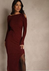 Renee - Bordowa Sukienka o Dopasowanym Kroju Ozdobiona Metaliczną Aplikacją Reittia. Okazja: na imprezę. Kolor: czerwony. Wzór: aplikacja. Sezon: wiosna #5