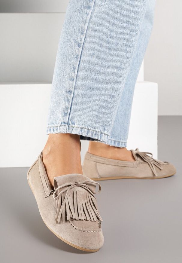 Renee - Ciemnobeżowe Mokasyny z Kokardą i Frędzlami Ivandellia. Okazja: na co dzień. Kolor: beżowy. Materiał: jeans. Styl: klasyczny, casual