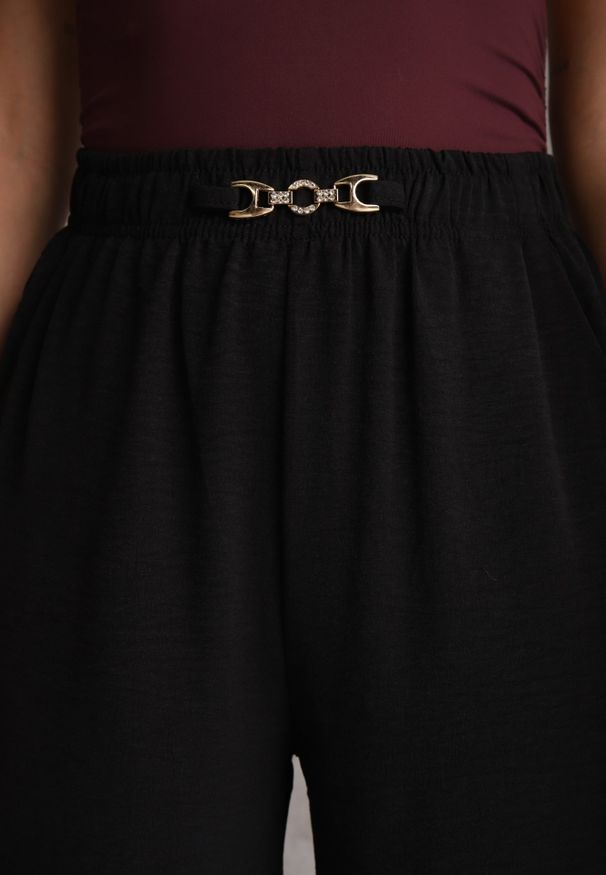 Renee - Czarne Spodnie Casual Wide Leg High Waist Zdobione Klamerką w Talii Cythiopis. Okazja: na co dzień. Stan: podwyższony. Kolekcja: plus size. Kolor: czarny. Długość: krótkie. Wzór: aplikacja. Styl: casual