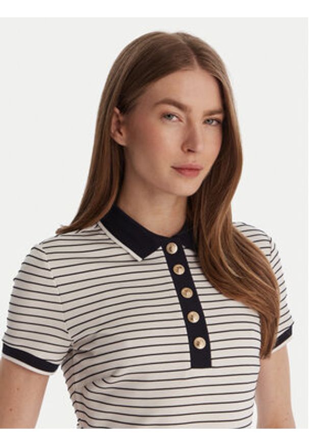 Guess Sukienka codzienna W6GK14 K2948 Biały Regular Fit. Okazja: na co dzień. Kolor: biały. Materiał: wiskoza. Typ sukienki: proste. Styl: casual