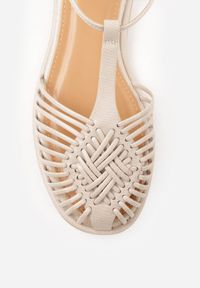 Renee - Ciemnobeżowe Sandały VICES z Przeplatanymi Paskami i Zakrytym Noskiem Usinlisa. Okazja: na co dzień. Zapięcie: pasek. Kolor: beżowy. Wzór: paski. Styl: boho, casual, elegancki #5