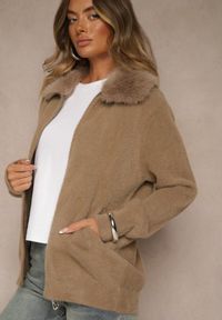 Renee - Ciemnobeżowy Zasuwany Kardigan z Wełną z Futerkowym Kołnierzem Asiste. Okazja: na co dzień. Kolor: beżowy. Materiał: wełna. Wzór: aplikacja. Styl: casual #4