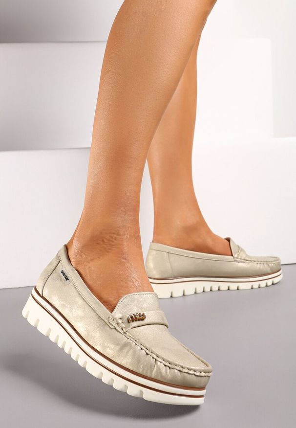 Born2be - Złote Mokasyny ze Skórzaną Wkładką i Cyrkoniami Obilia. Kolor: złoty. Materiał: skóra. Obcas: na obcasie. Wysokość obcasa: niski