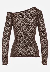 Born2be - Brązowa Koronkowa Bluzka z Długim Rękawem i Asymetrycznym Dekoltem Liwedara. Okazja: na co dzień. Kolor: brązowy. Materiał: koronka. Długość rękawa: długi rękaw. Długość: długie. Styl: klasyczny, casual, elegancki #5