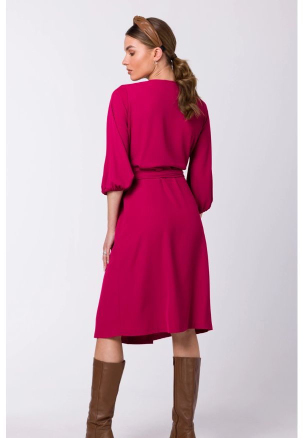 Sukienki.shop - Sukienka elegancka kopertowa z bufiastymi rękawami śliwka. Okazja: do pracy. Kolor: czarny. Typ sukienki: kopertowe. Styl: elegancki