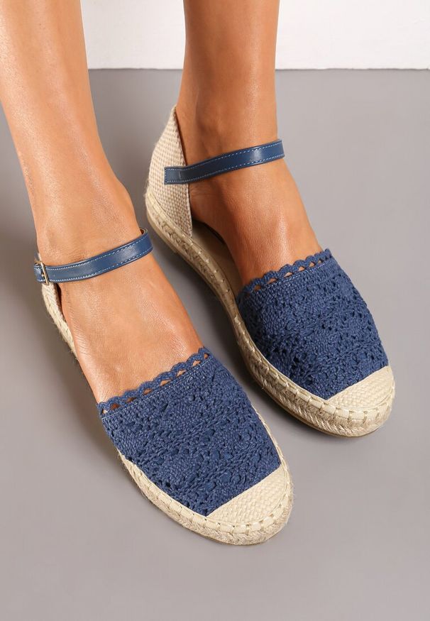 Renee - Niebieskie Espadryle Maiseis. Nosek buta: okrągły. Zapięcie: klamry. Kolor: niebieski. Materiał: koronka, materiał, len. Szerokość cholewki: normalna. Wzór: koronka. Sezon: lato. Obcas: na płaskiej podeszwie