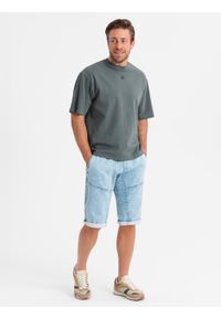 Ombre Clothing - Krótkie jeansowe spodenki męskie z ozdobnymi przeszyciami - jasnoniebieskie V2. Okazja: na co dzień. Kolor: niebieski. Materiał: jeans. Długość: krótkie. Styl: wakacyjny, casual
