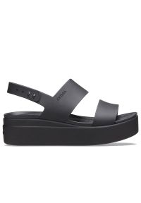 Klapki Crocs Brooklyn Low Wedge 206453-060 - czarne. Kolor: czarny. Materiał: materiał. Wzór: paski. Sezon: lato. Obcas: na platformie. Styl: klasyczny